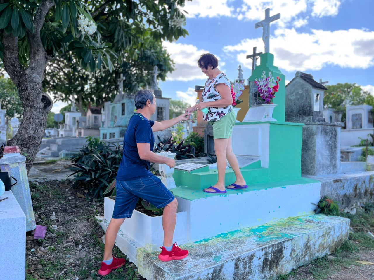 Familias dejaron velas y flores en las tumbas de sus familiares en el Cementerio General de Mérida Familias dejaron velas y flores en las tumbas de sus familiares en el Cementerio General de Mérida
