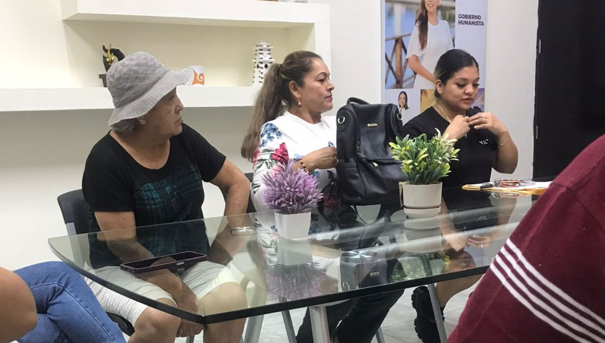 Increpan locatarios al Secretario del Ayuntamiento en el Palacio Municipal y hacen que se comprometa a cumplir las normas Increpan locatarios al Secretario del Ayuntamiento en el Palacio Municipal y hacen que se comprometa a cumplir las normas