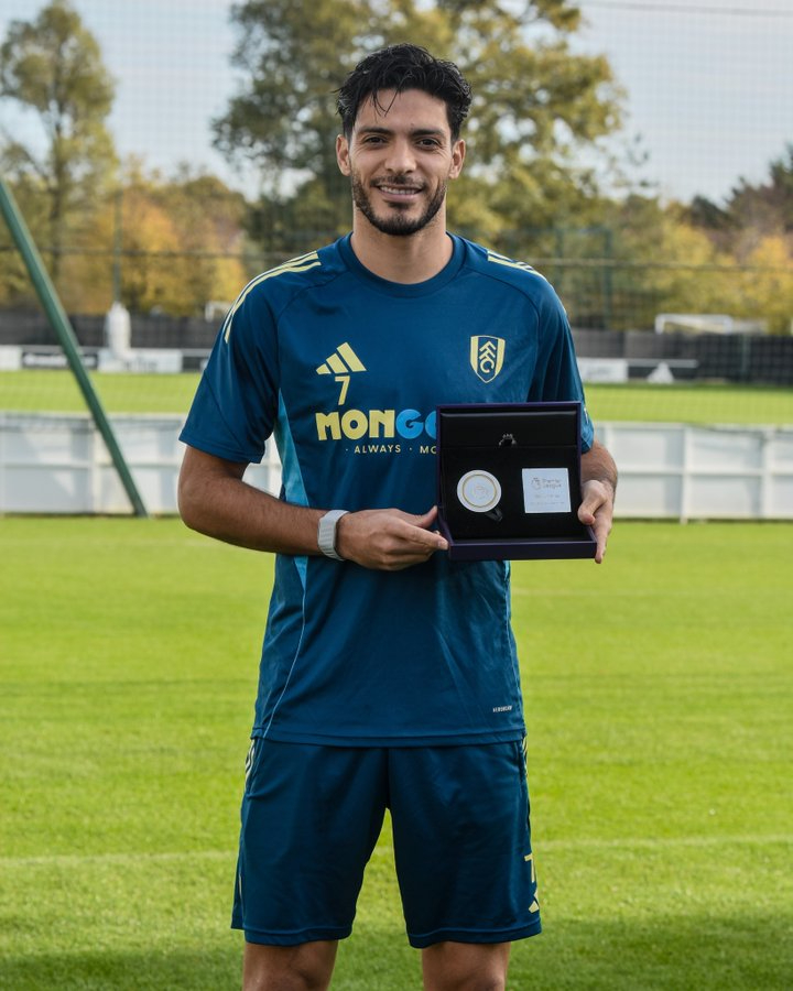 Jiménez con su reconocimiento de la Premier Jiménez con su reconocimiento de la Premier