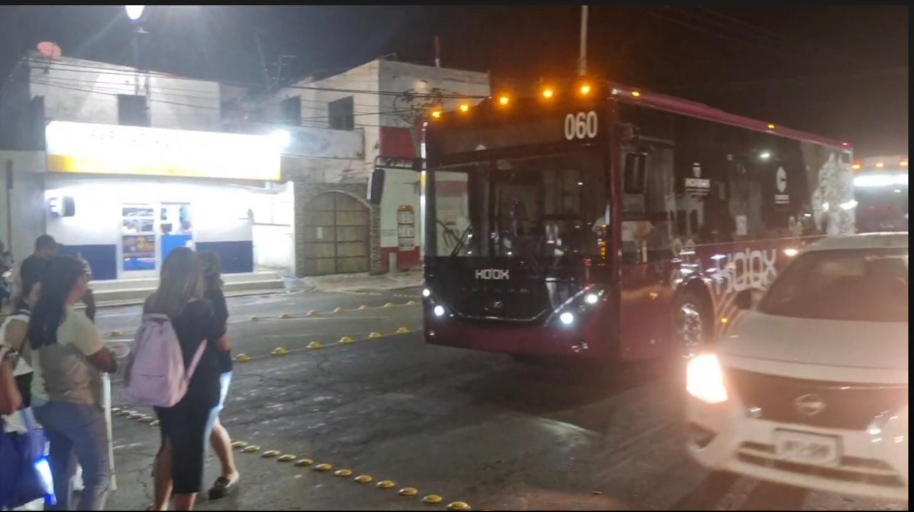 Los afectados exigieron que se les otorgara el servicio para llegar a sus destinos.