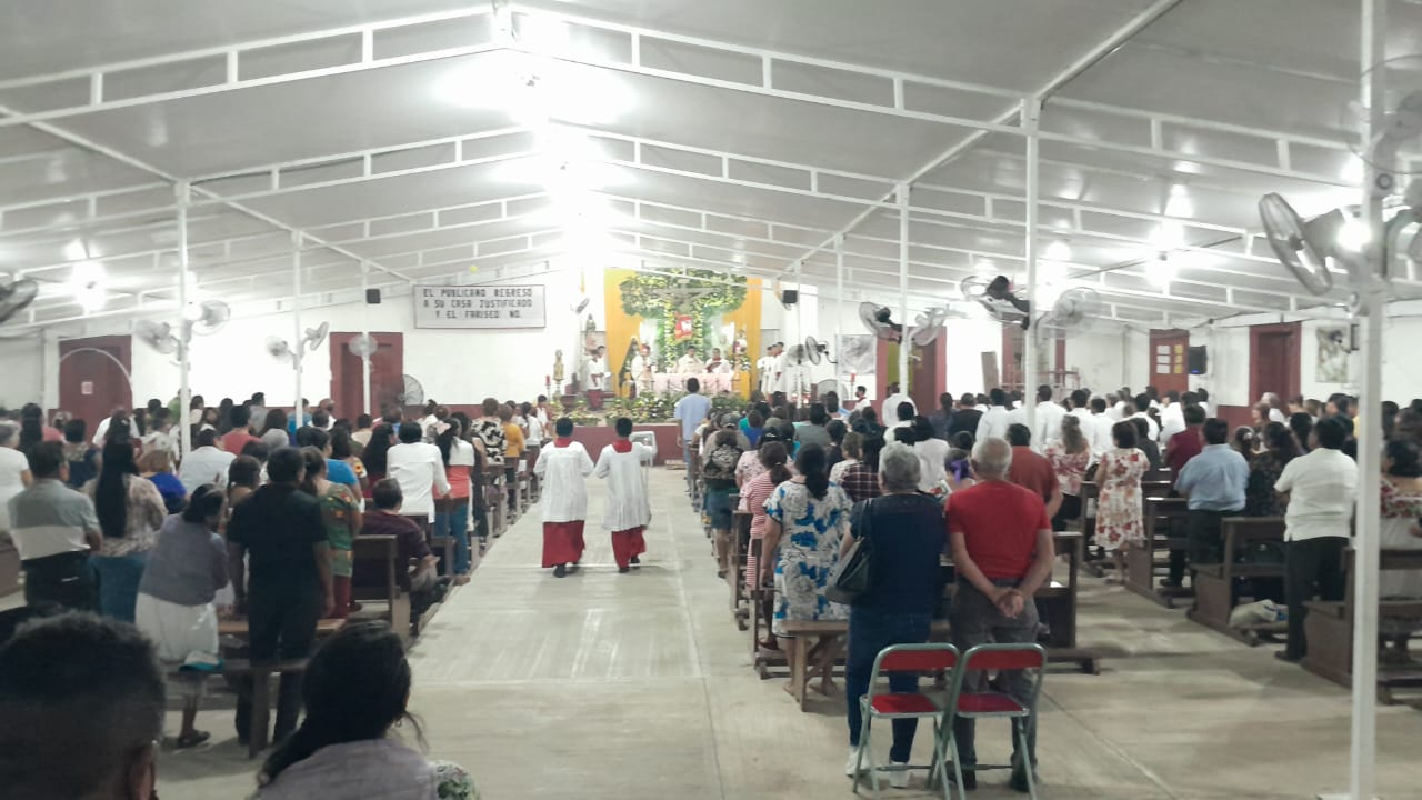 Los feligreses escucharon con atención la homilía del párroco. Los feligreses escucharon con atención la homilía del párroco.