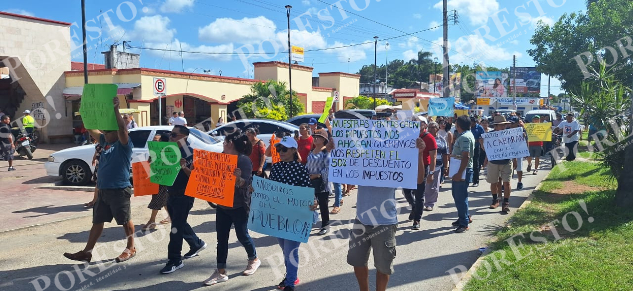 Los manifestantes entregaron una tercera solicitud al Ayuntamiento para ser incluidos en el programa de descuentos fiscales Los manifestantes entregaron una tercera solicitud al Ayuntamiento para ser incluidos en el programa de descuentos fiscales