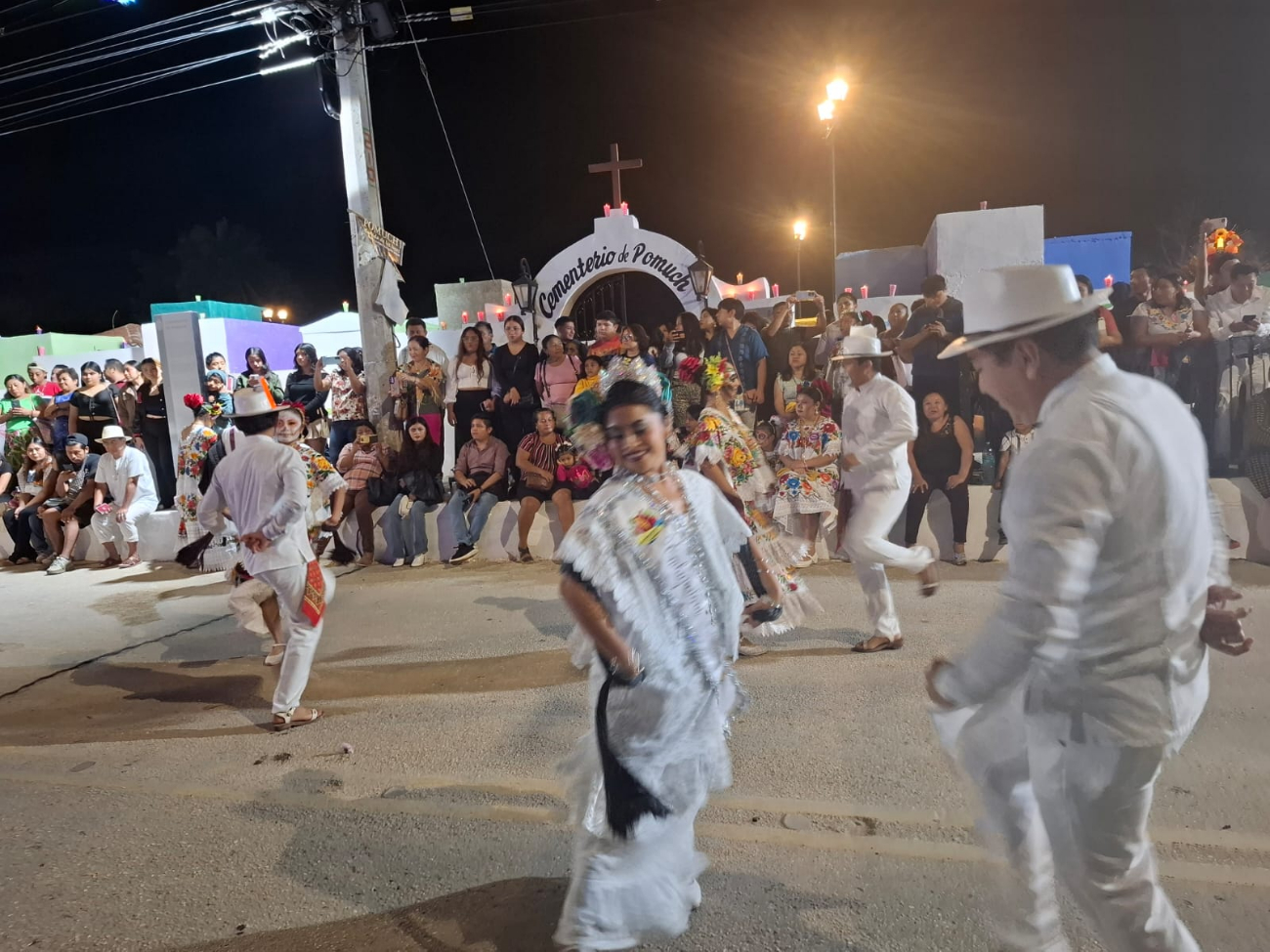 Música y baile a un costado del cementerio llenaron de vida el lugar. Música y baile a un costado del cementerio llenaron de vida el lugar.