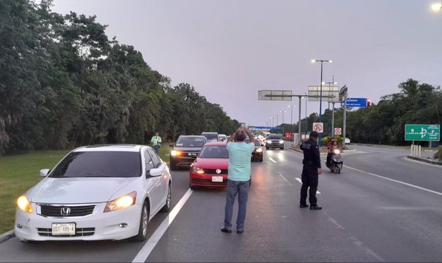 Operadores expusieron que la policía los obliga a bajar a sus pasajeros. Operadores expusieron que la policía los obliga a bajar a sus pasajeros.