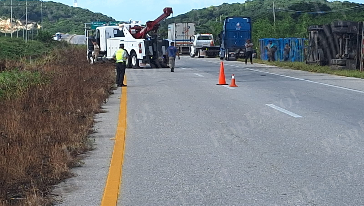 Por pestañazo, tráiler cargado con motocicletas se sale del camino en Campeche Por pestañazo, tráiler cargado con motocicletas se sale del camino en Campeche