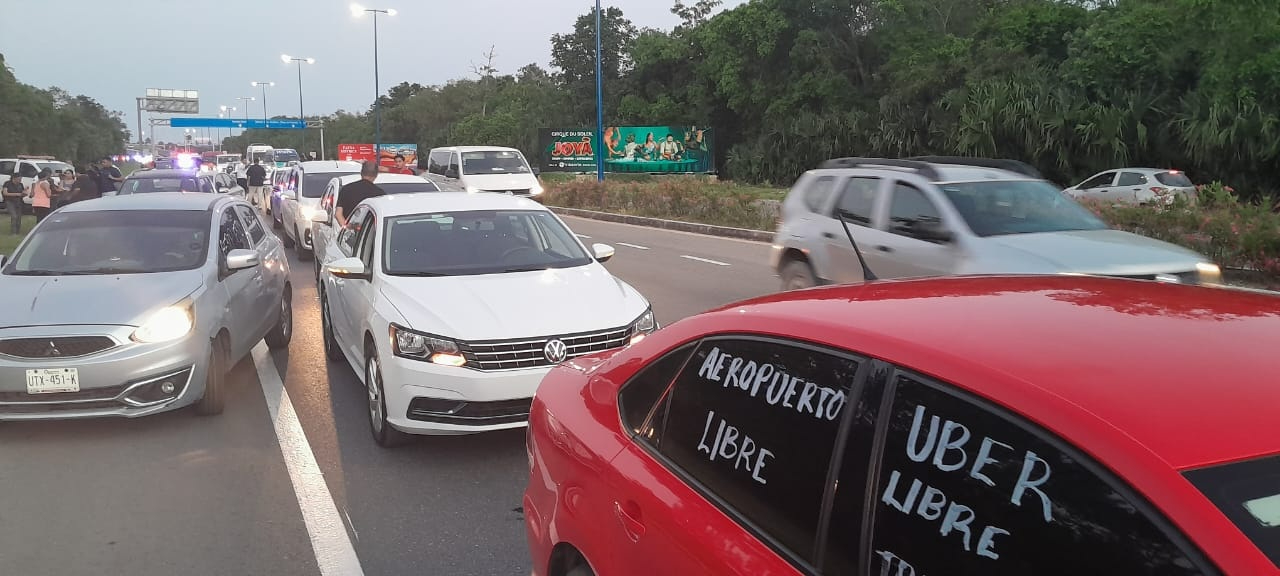 “Nos siguen cazando”: Ubers denuncian que continúan las multas en el aeropuerto de Cancún pese a amparo federal