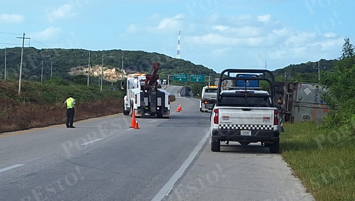 Se queda dormido al volante y vuelca tráiler con motocicletas en Campeche Se queda dormido al volante y vuelca tráiler con motocicletas en Campeche