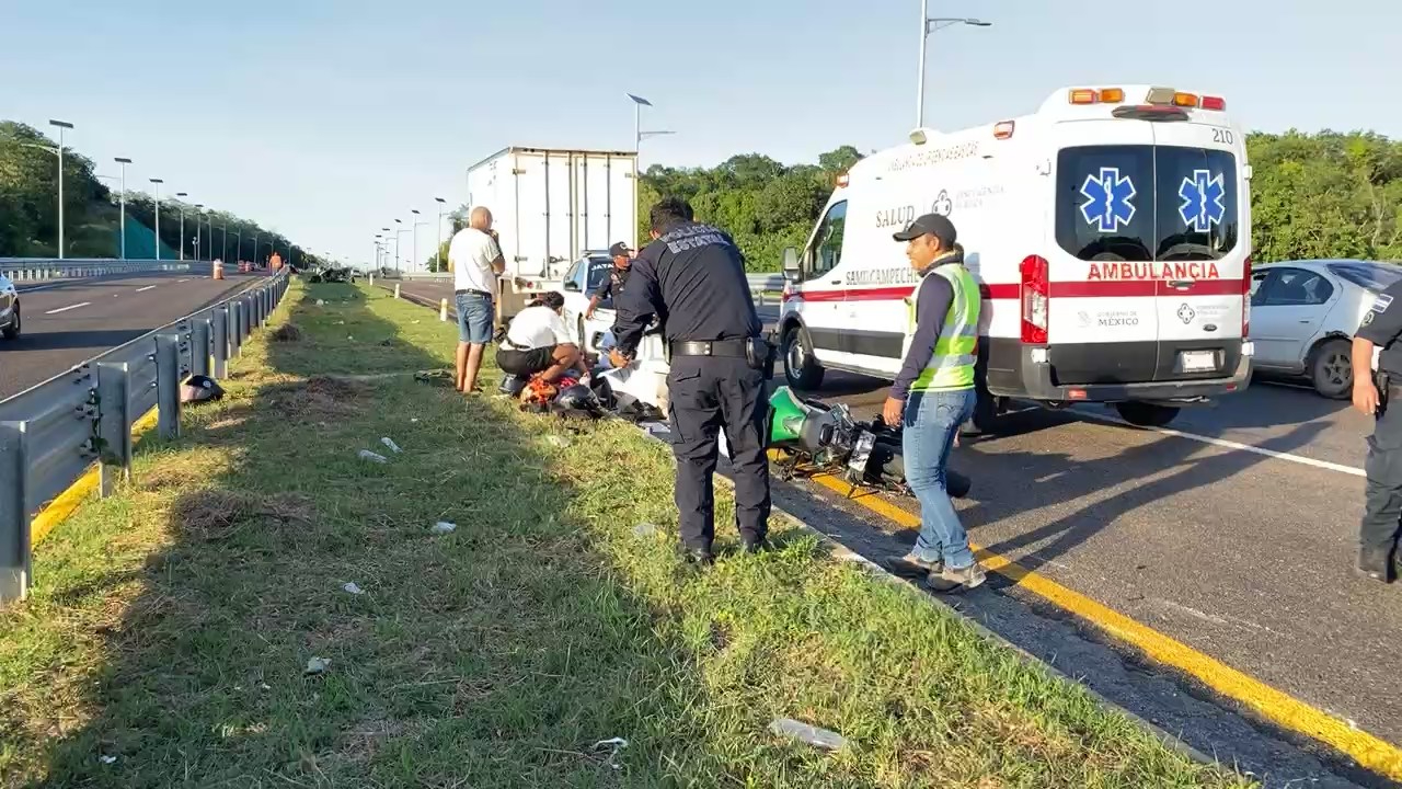 Los afectados cruzaron de forma ilegal el camellón entre las unidades habitacionales Siglo XXI y Siglo XXIII, lo que provocó que una unidad pesada los impactara