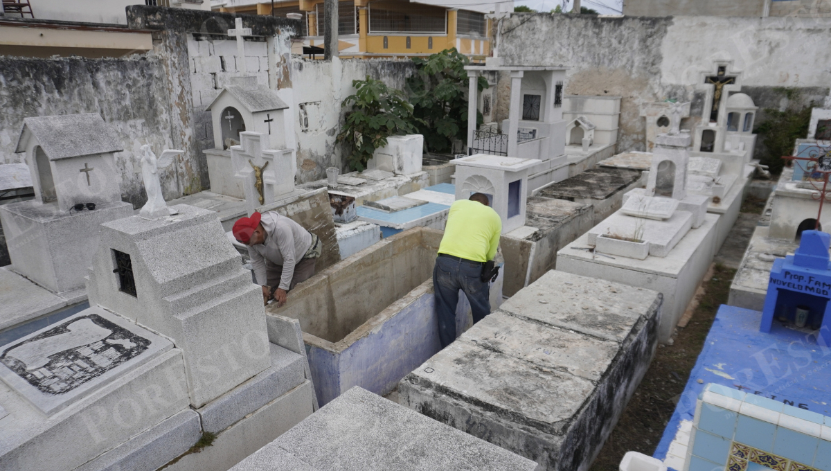 Dice que en Campeche solo quedan dos sepultureros activos, y teme que el oficio desaparezca. Dice que en Campeche solo quedan dos sepultureros activos, y teme que el oficio desaparezca.