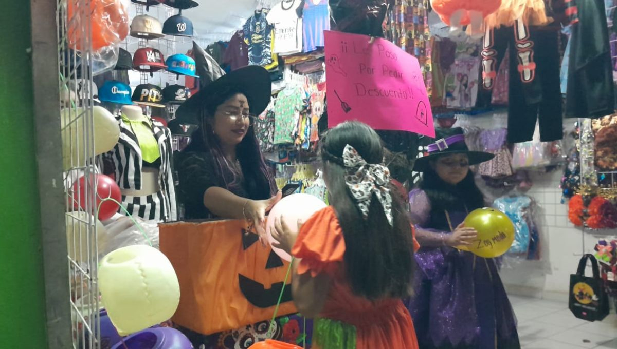 Diversos comercios participan en la Ruta Halloween donde pequeños se disfrazaron para salir a pedir dulces