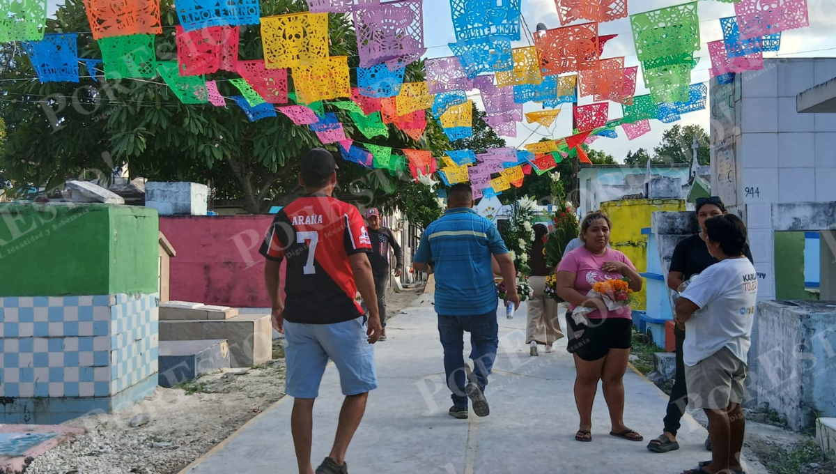 El cementerio “El Viejo” lució lleno de visitantes que se preparan para el Día de los Fieles Difuntos. El cementerio “El Viejo” lució lleno de visitantes que se preparan para el Día de los Fieles Difuntos.