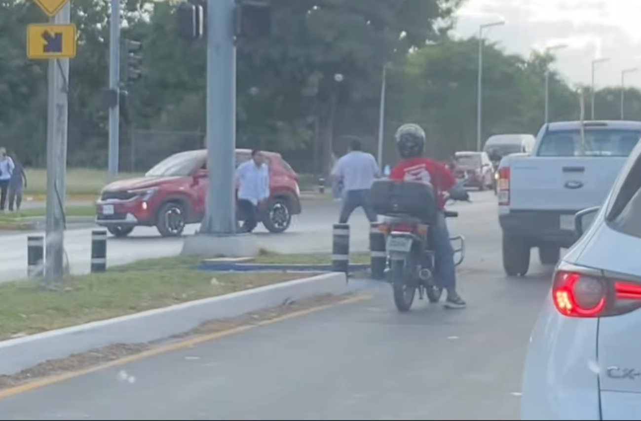 El chofer del Va y Ven y el de una camioneta arreglaron un percance vial con golpes.