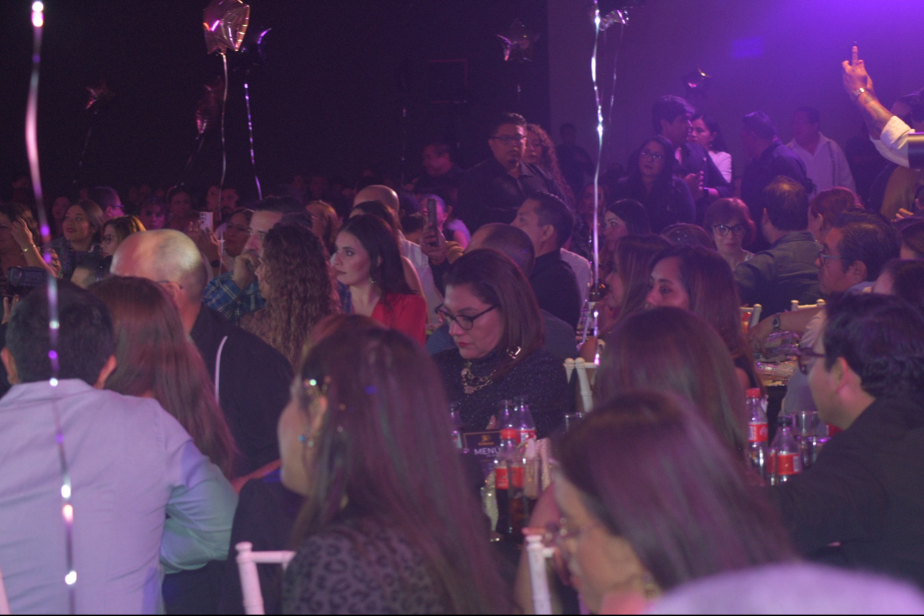 El público esperando el momento para el baile El público esperando el momento para el baile