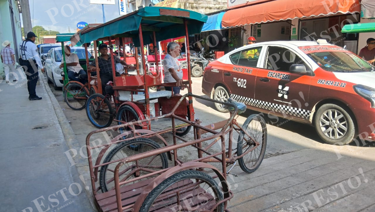 El taxista detuvo su unidad en medio de la calle para bajar pasajeros, lo que obstruyó el paso de otros vehículos. El taxista detuvo su unidad en medio de la calle para bajar pasajeros, lo que obstruyó el paso de otros vehículos.
