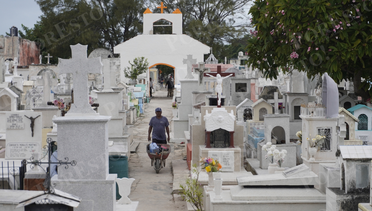 En los cementerios de San Francisco de Campeche, el oficio de sepulturero sigue vivo pese al paso del tiempo. En los cementerios de San Francisco de Campeche, el oficio de sepulturero sigue vivo pese al paso del tiempo.