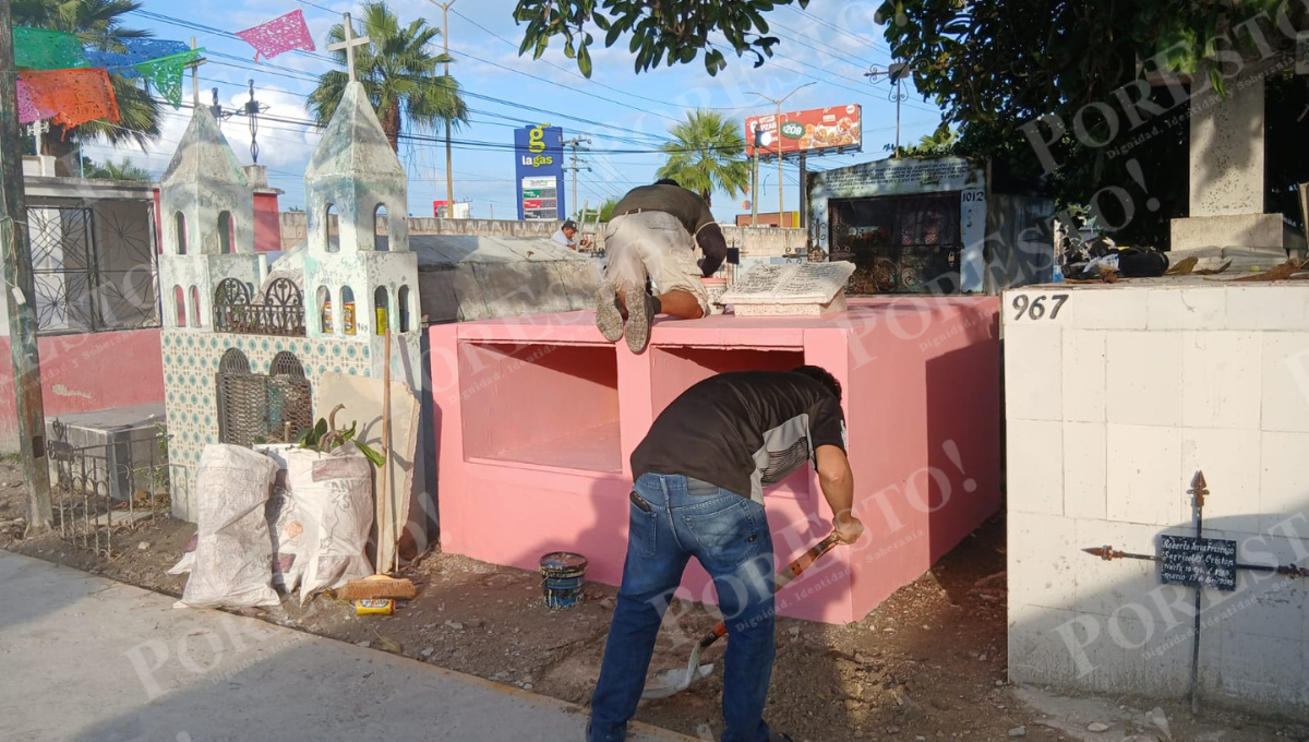 Familias de Escárcega acudieron este viernes a limpiar y pintar las tumbas de sus seres queridos.