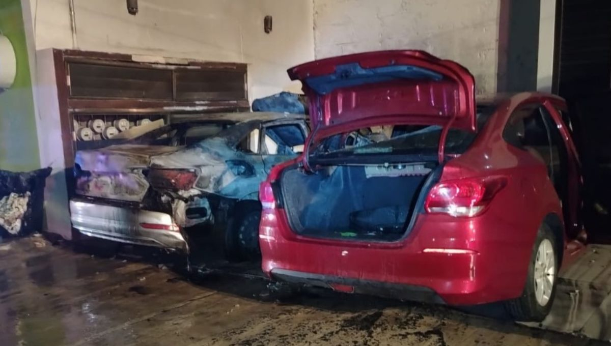 Incendio reduce a cenizas dos vehículos en Chetumal