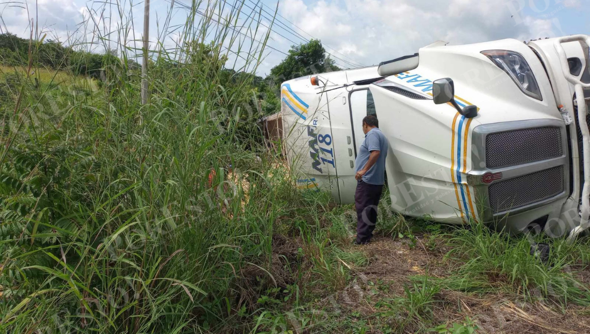 La carga quedó esparcida entre la maleza a un costado de la vía. La carga quedó esparcida entre la maleza a un costado de la vía.