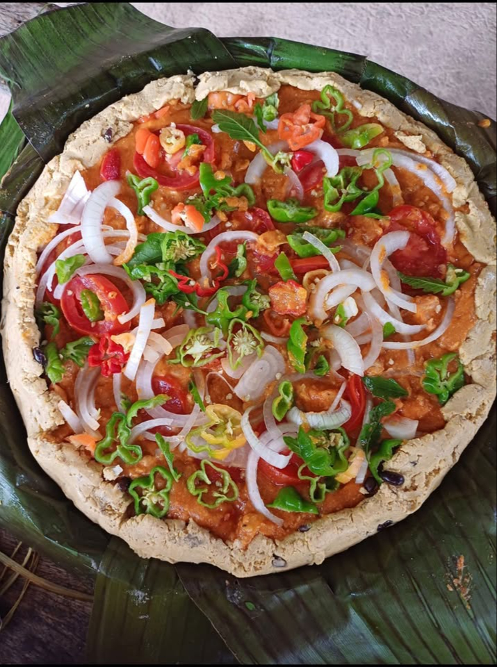 Se cocina bajo tierra en el tradicional horno pib, con masa, achiote, pollo o cerdo y hojas de plátano. Se cocina bajo tierra en el tradicional horno pib, con masa, achiote, pollo o cerdo y hojas de plátano.