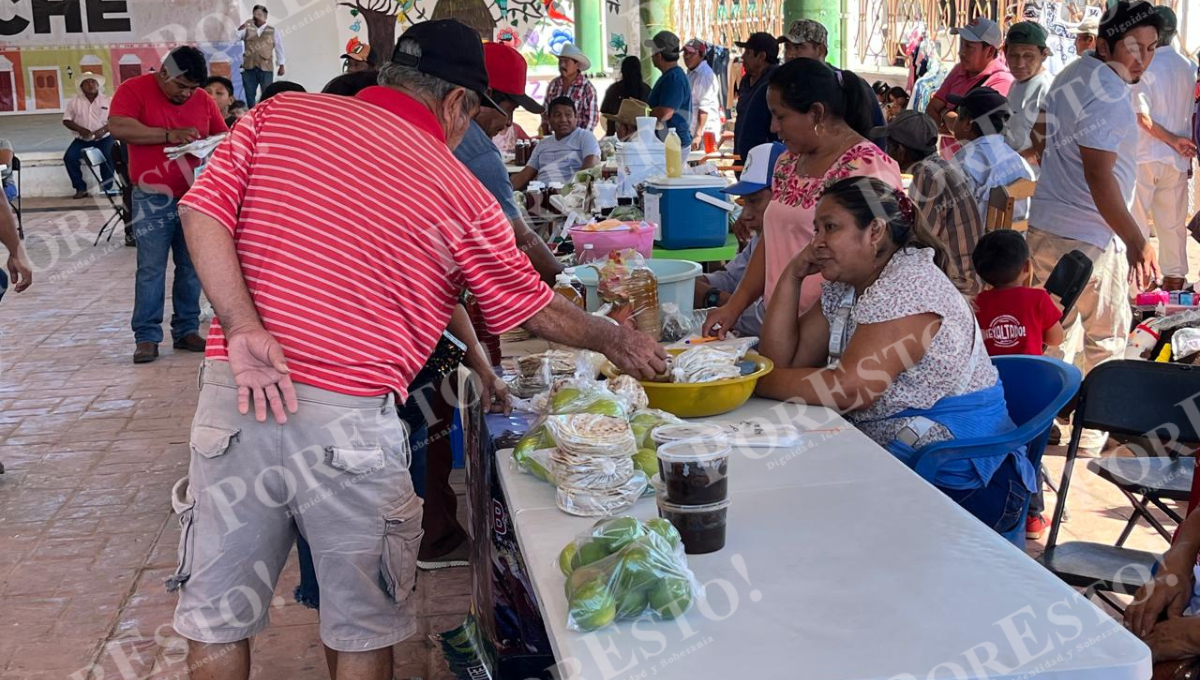 Se ofrecieron productos del campo y derivados como miel, pan de elote, shampoo de sábila, dulces típicos y plantas. Se ofrecieron productos del campo y derivados como miel, pan de elote, shampoo de sábila, dulces típicos y plantas.