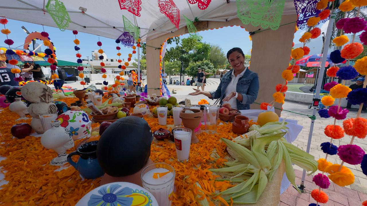 Tanto adultos como niños ayudaron a colocar los adornos típicos de la celebración Tanto adultos como niños ayudaron a colocar los adornos típicos de la celebración