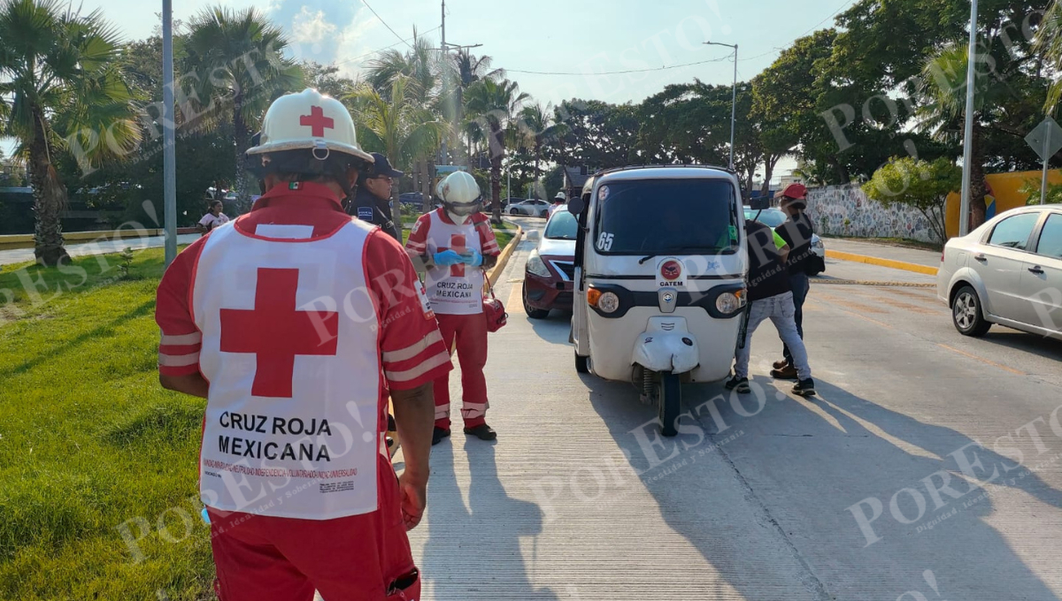 Una mujer resultó lesionada tras un choque entre un taxi y un pochimóvil en la colonia Obrera de Ciudad del Carmen.