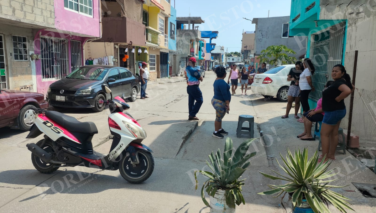 Hartazgo en Ciudad del Carmen: Vecinos bloquean calle y retienen camioneta de la CFE por apagones