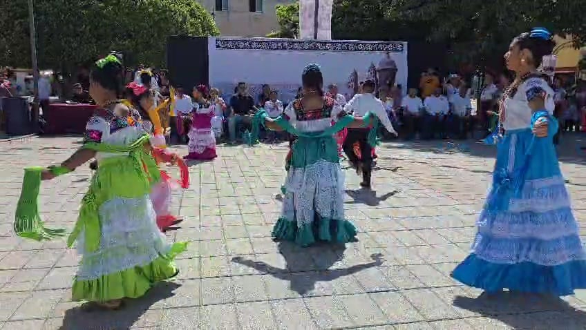 Bailables con trajes típicos lucieron durante el festejo.