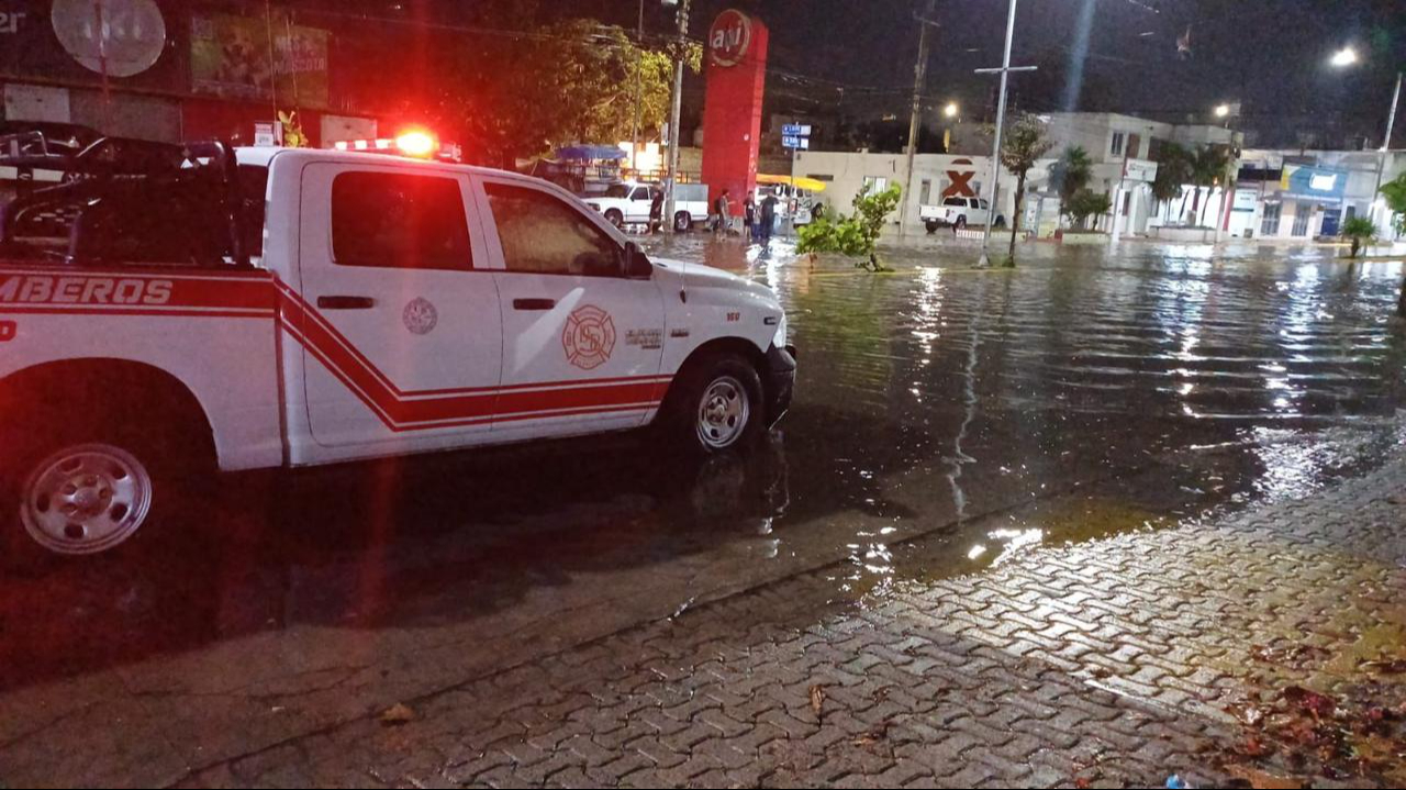Brigadas de Protección Civil, Bomberos y Servicios Públicos atendieron reportes y destaparon alcantarillas obstruidas con basura.