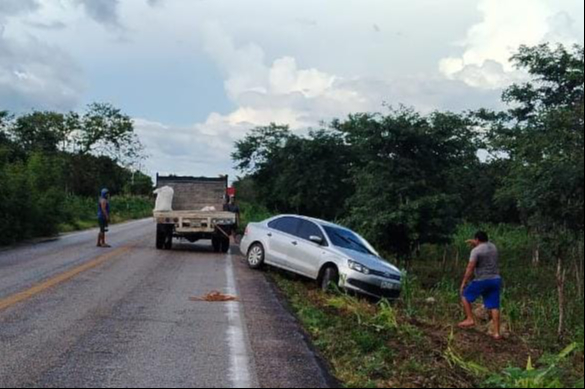 El auto terminó fuera de la carretera sin daños mayores. El auto terminó fuera de la carretera sin daños mayores.