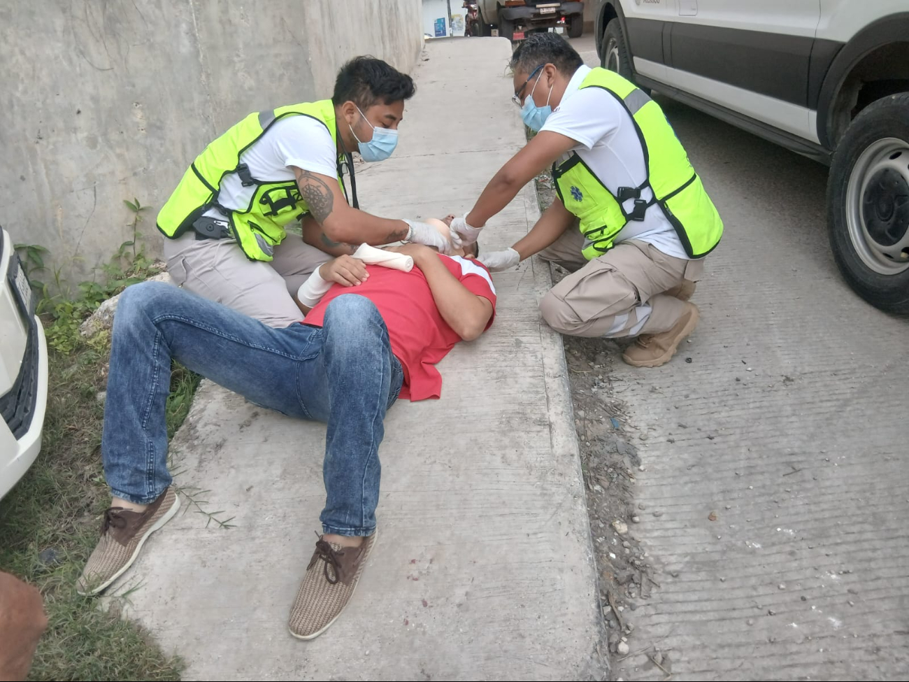 El motociclista fue atendido por los paramédicos y trasladado al hospital.