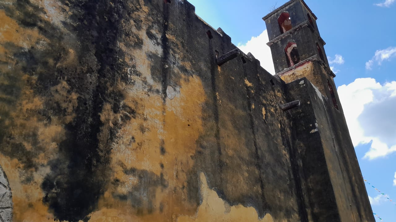 La parroquia se encuentra en muy malas condiciones. La parroquia se encuentra en muy malas condiciones.