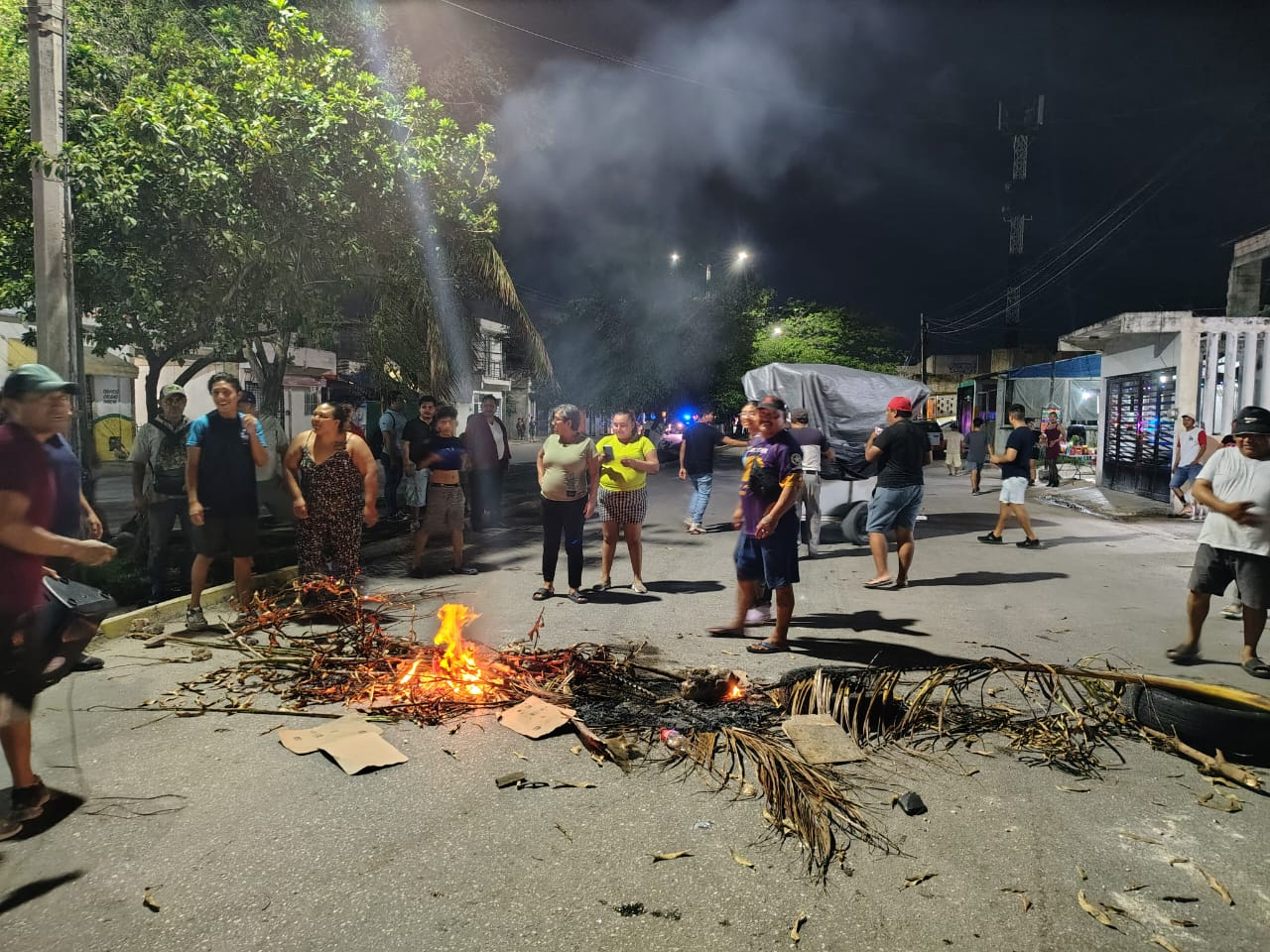 Los manifestantes también prendieron fuego en el bloqueo.