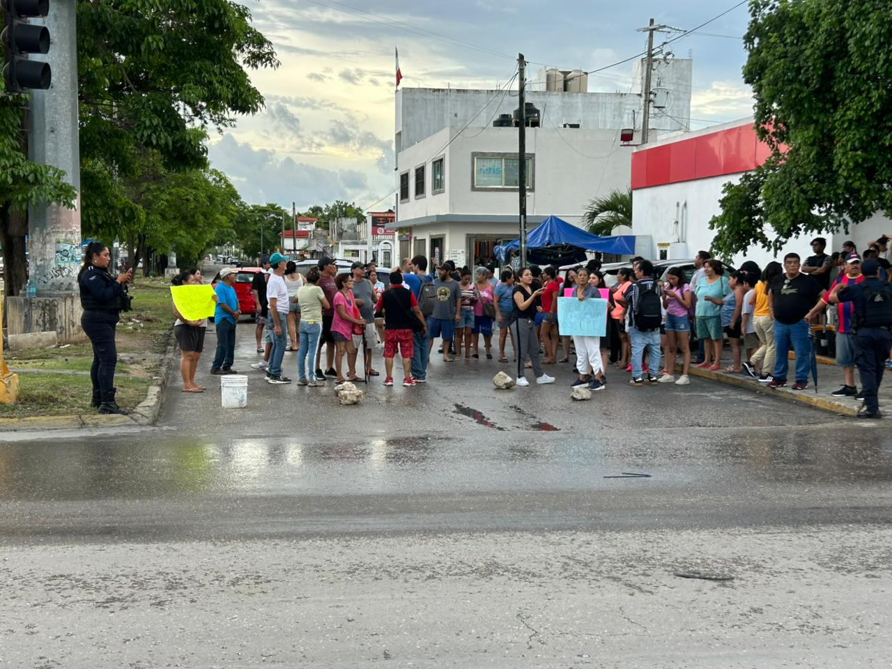 Los vecinos mantendrán el bloqueo hasta que tengan luz.