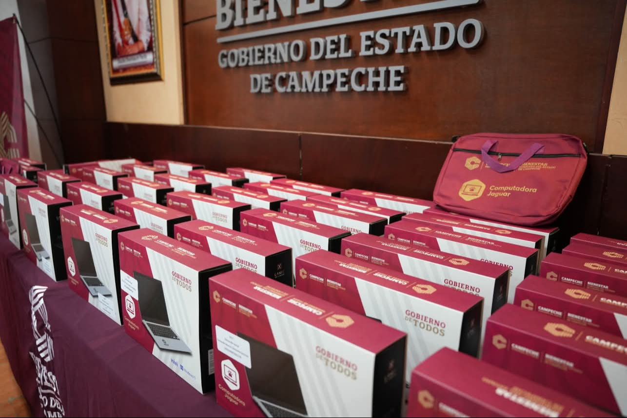 Más de 300 estudiantes de Carmen recibirán computadoras este noviembre