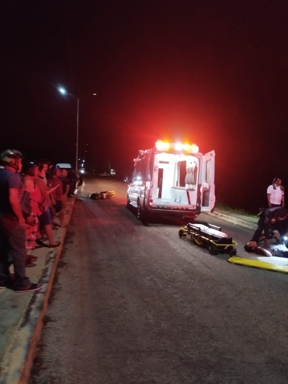 Motociclista derrapa en carretera Santa Cruz–Hecelchakán por exceso de velocidad. Motociclista derrapa en carretera Santa Cruz–Hecelchakán por exceso de velocidad.