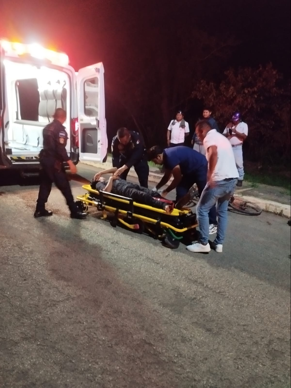 Resultó con fracturas y fue trasladado de urgencia al IMSS Bienestar de Hecelchakán. Resultó con fracturas y fue trasladado de urgencia al IMSS Bienestar de Hecelchakán.
