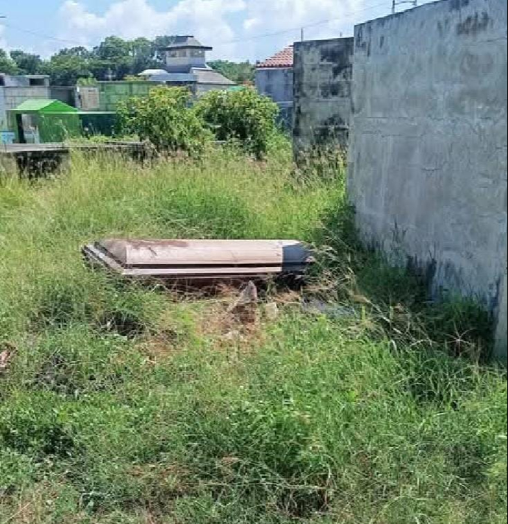 Insólito: persona en situación de calle deambula con féretro en Champotón