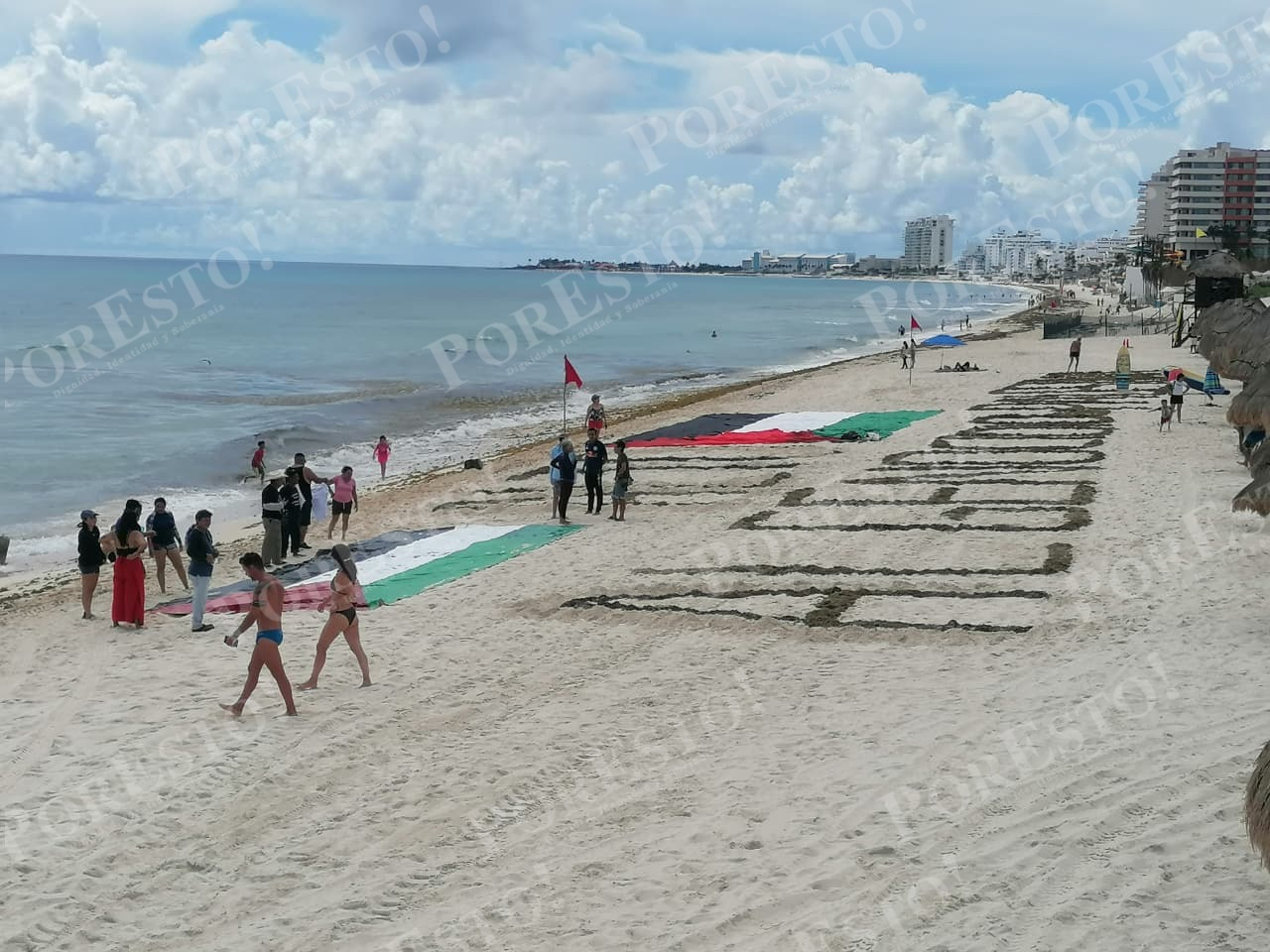 Con sargazo de la playa, formaron sobre la arena la frase “Alto al genocidio en Palestina”