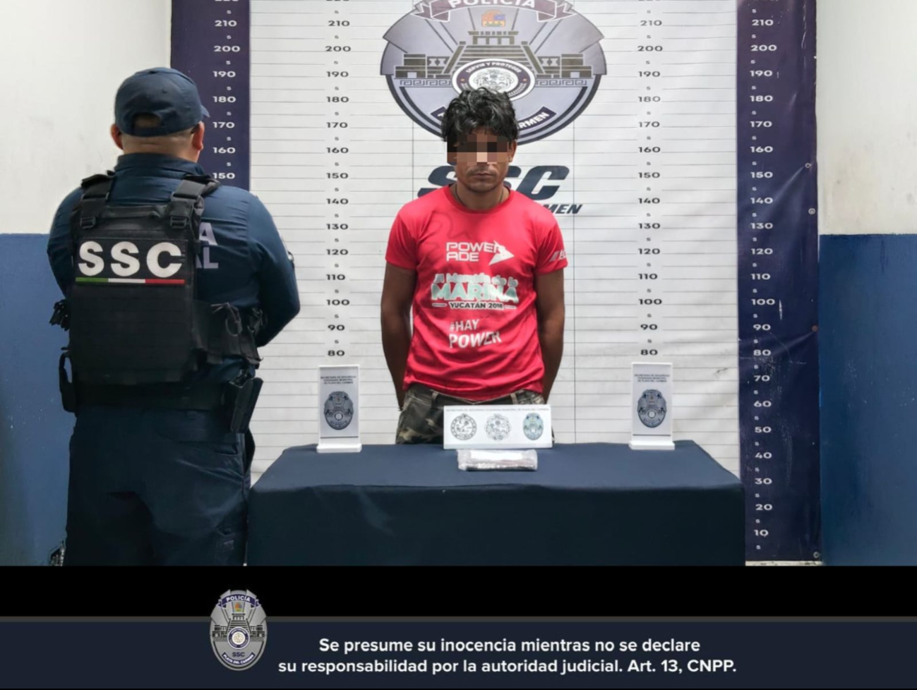 El sujeto detenido agredió a los uniformados física y verbalmente.