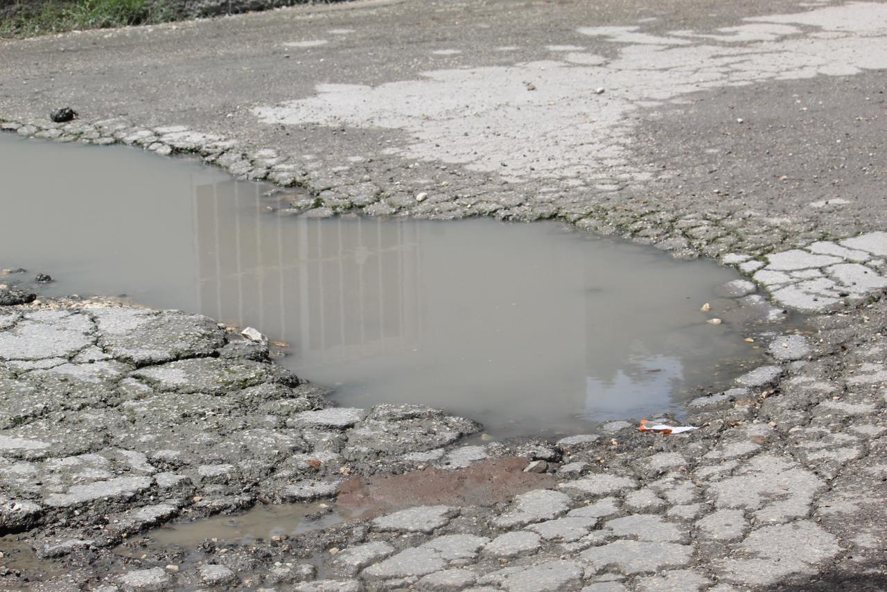 Exigieron bacheo, desazolve y la colocación de topes para prevenir accidentes