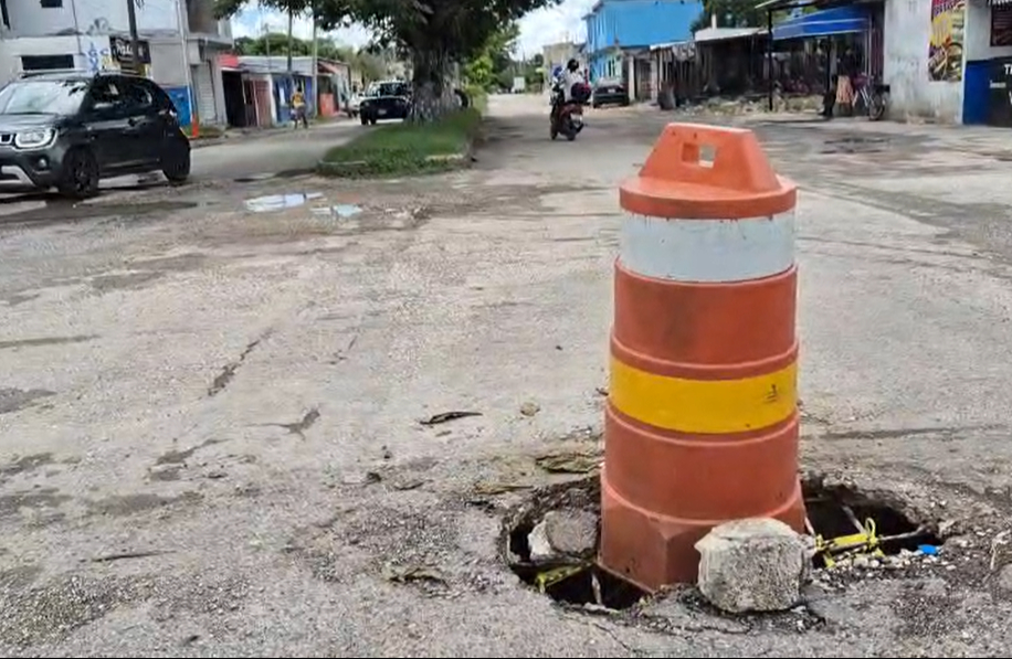 Falla recurrente en drenaje pluvial causa daños al pavimento en Champotón