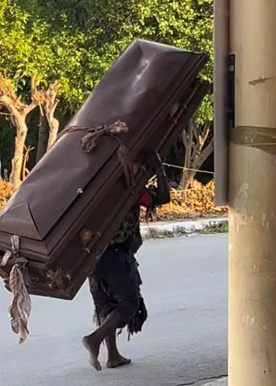 Insólito: persona en situación de calle deambula con féretro en Champotón
