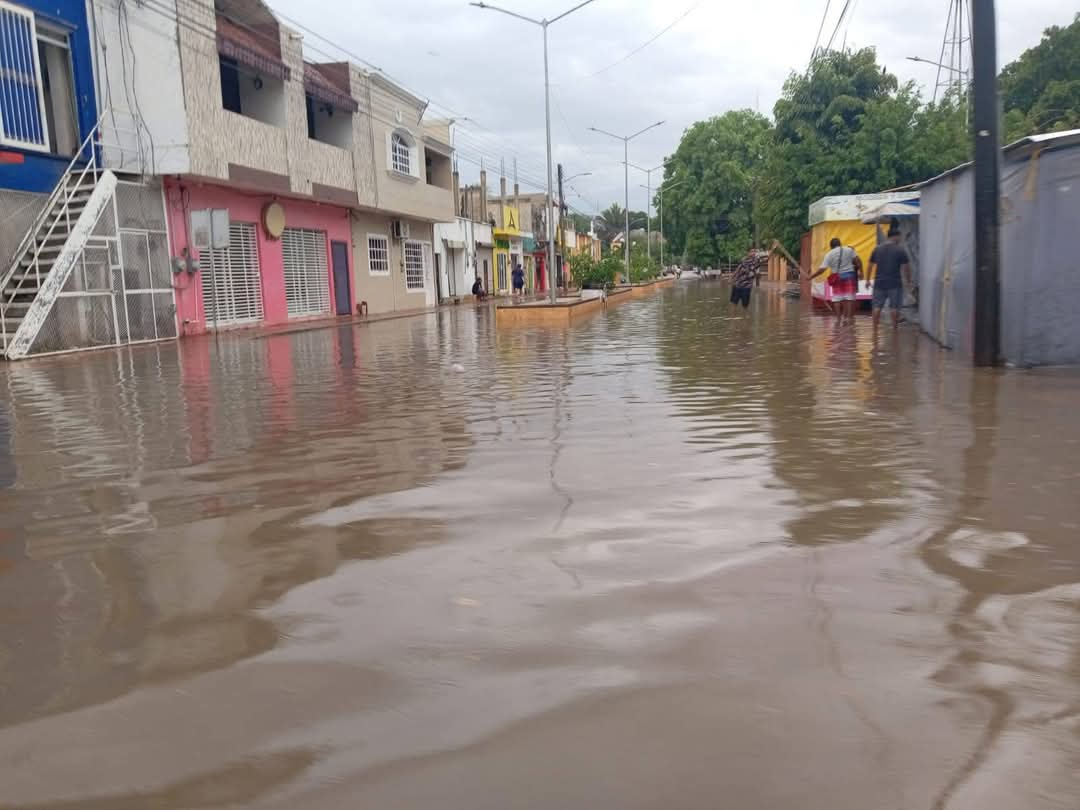 Algunas calles de la ciudad quedaron inundadas tras la fuerte lluvia.