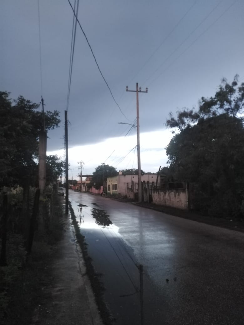 Apagón deja sin luz a dos colonias de Sabancuy tras fuerte lluvia