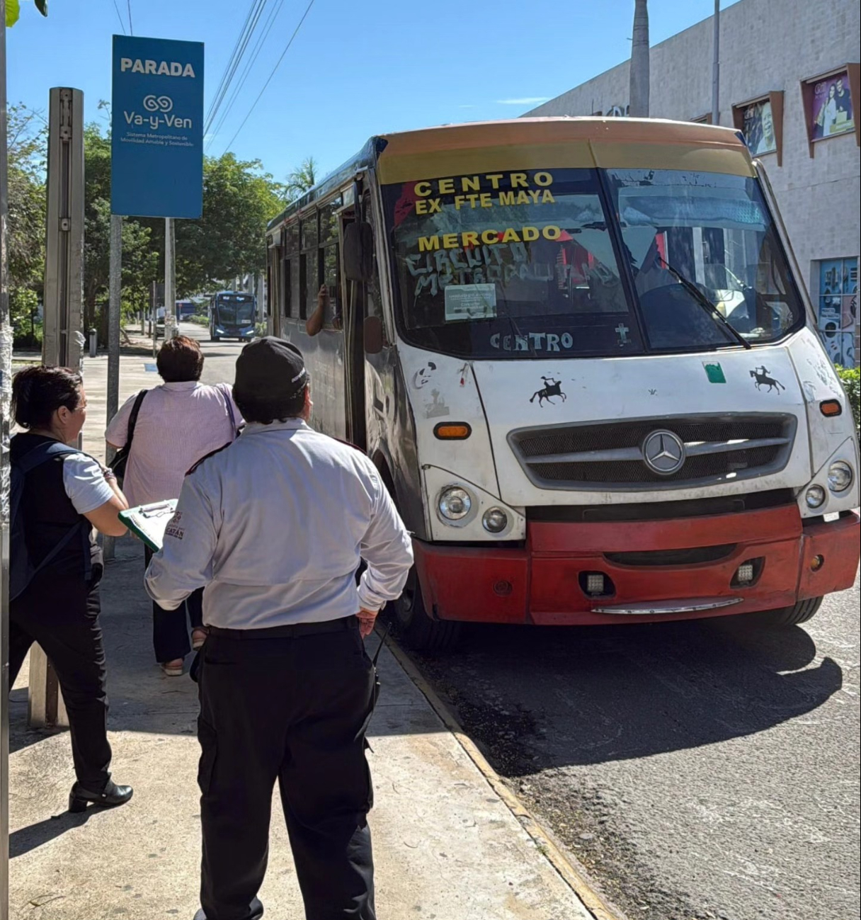 Camiones, vans y taxis operan en la Ruta Circuito Metropolitano del Va y Ven en Mérida