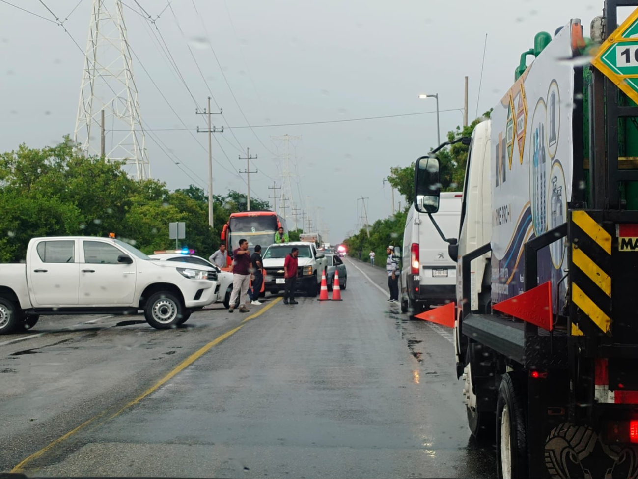 Comerciantes y pobladores bloquearon la carretera federal 180 en Isla Aguada.