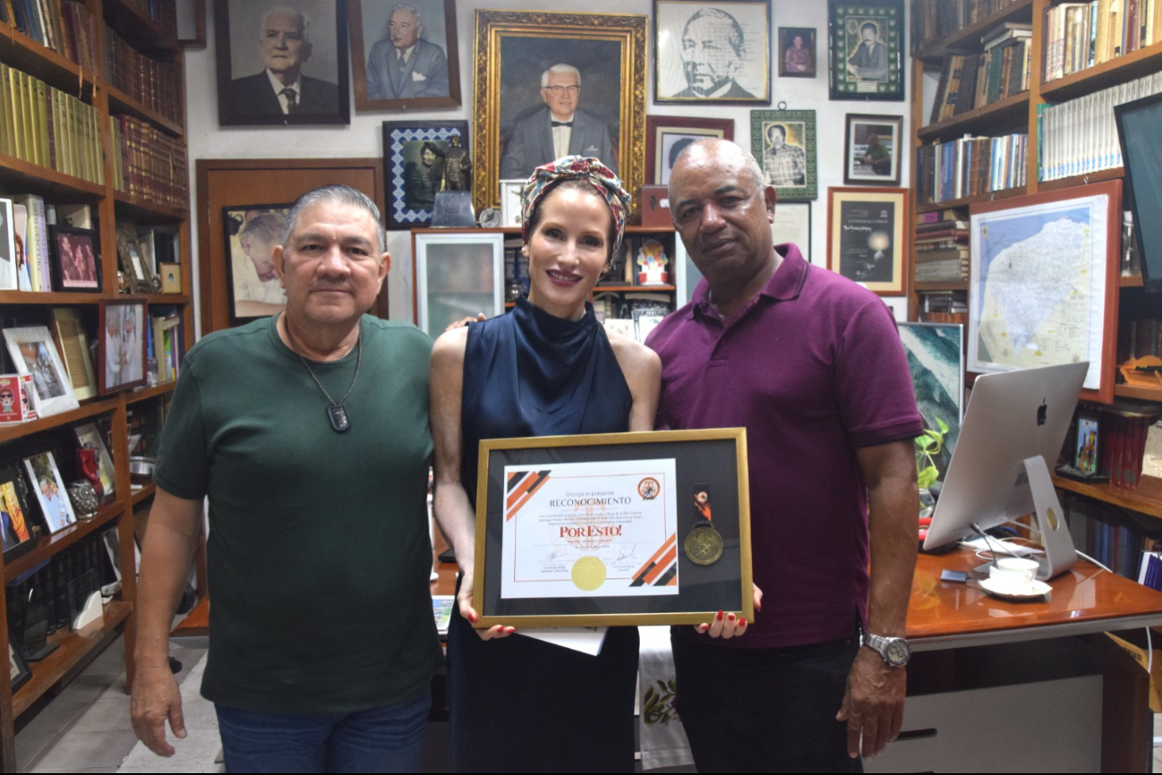 Directora de POR ESTO!, Alicia Menéndez Figueroa, recibe reconocimiento del Club Titanes Mérida por su apoyo al atletismo