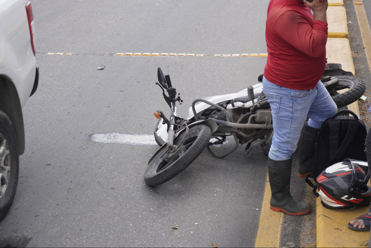 El automovilista no alcanzó a frenar y golpeó la parte trasera de la motocicleta, proyectando al conductor al pavimento.