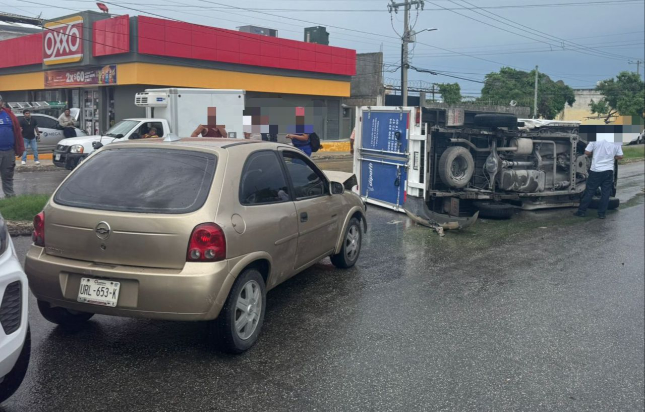 El conductor de una camioneta de carga no hizo su alto marcado con disco vial,  lo que provocó el incidente